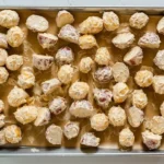 Patate croccanti croccanti e dorate servite su un piatto