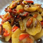 Patate e peperoni cotti in padella, un piatto italiano delizioso e facile da preparare.