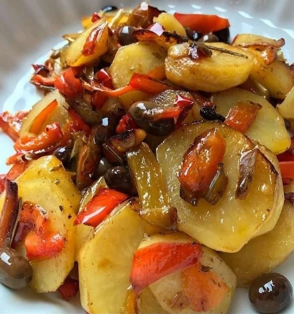 Patate e peperoni cotti in padella