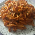 Pasta Penne al baffo con salsa cremosa e prosciutto