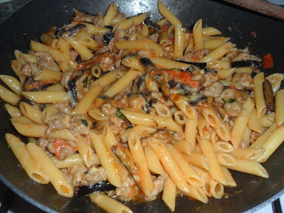 Penne con salsicce e melanzane, piatto italiano ricco di sapore