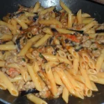 Penne Salsicce e Melanzane: piatto facile e cremoso da preparare in 30 minuti