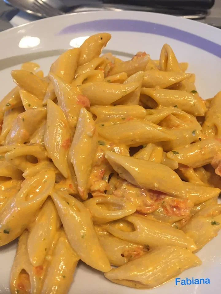 Pennette crema ciliegino con Philadelphia e pesto, piatto gustoso e facile da preparare