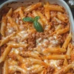 Pennette con salsiccia, besciamella e mozzarella al forno pronto da servire.