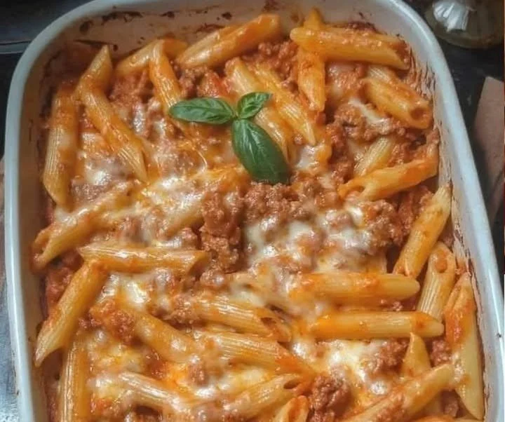 Pennette con salsiccia, besciamella e mozzarella al forno