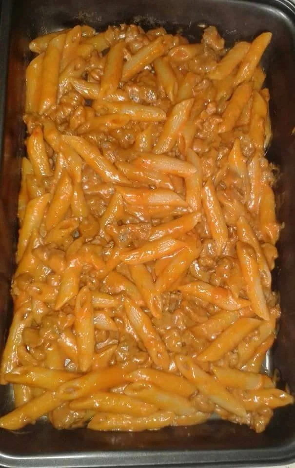 Pennette salsiccia con besciamella e mozzarella cotte al forno