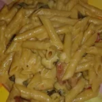 Pasta pennette con zucchine, pancetta, pomodorini freschi e mozzarella filante