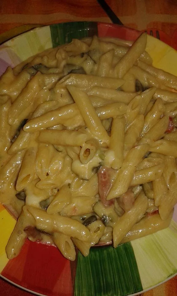 Pasta pennette con zucchine, pancetta, pomodorini freschi e mozzarella filante