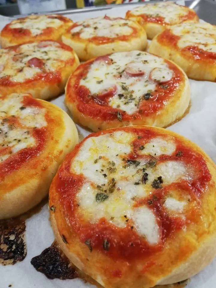 Pizzette da bar 'Le Morbidose' - Gustose e fragranti per ogni evento.