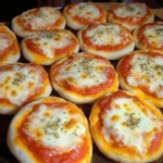 Deliziose pizzette da buffet pronte per essere servite
