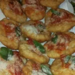 Pizzette fritte fatte in casa, croccanti fuori e cremosissime dentro, pronte da gustare.