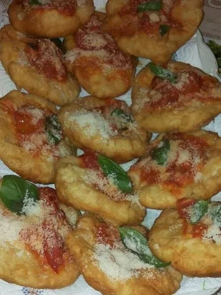 Pizzette fritte fatte in casa, croccanti fuori e cremosissime dentro, pronte da gustare.
