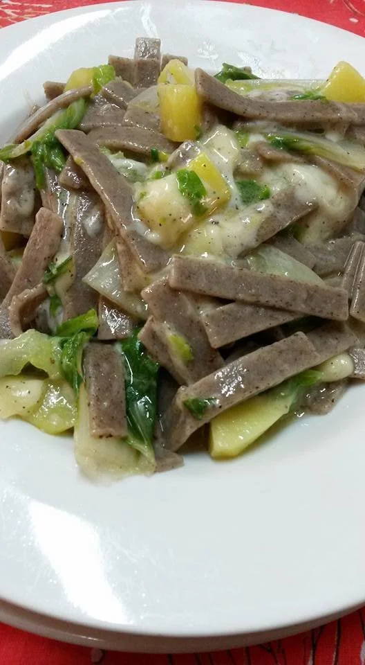 Pizzoccheri alla valtellinese con ingredienti freschi e appetitosi