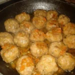 Polpette alla birra servite con contorni freschi