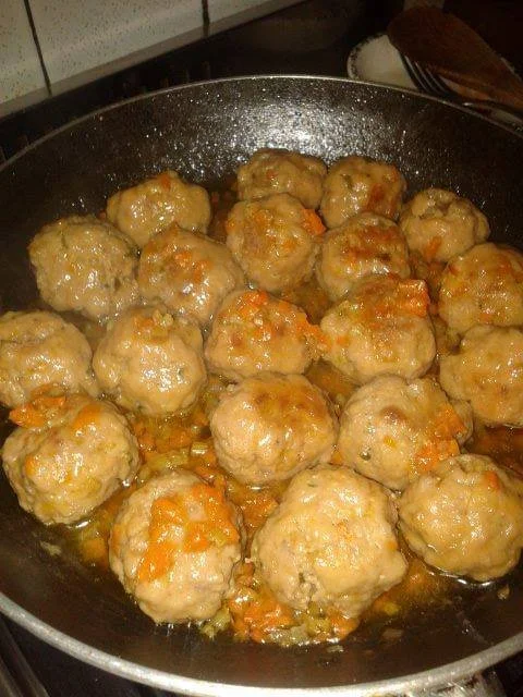 Polpette alla birra servite con contorni gustosi
