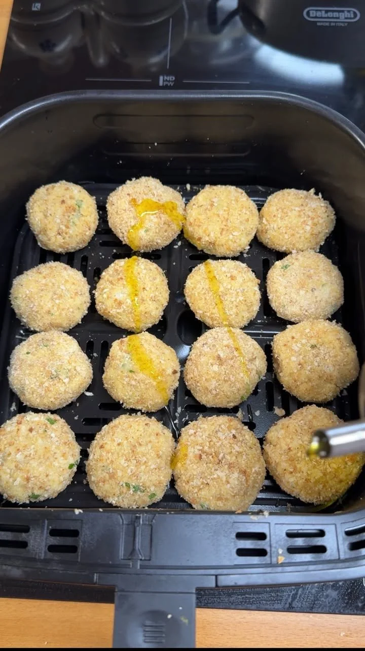 Polpette di cavolfiore dorate e gustose, perfette per un pasto sano.