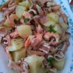 Polpo all'insalata con gamberetti e patate su un piatto elegante