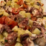 Polpo e patate: piatto cremoso e veloce della nonna, servito in un piatto decorato.