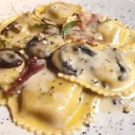 Ravioli di zucca ripieni con salsa di gorgonzola, funghi e pancetta dolce