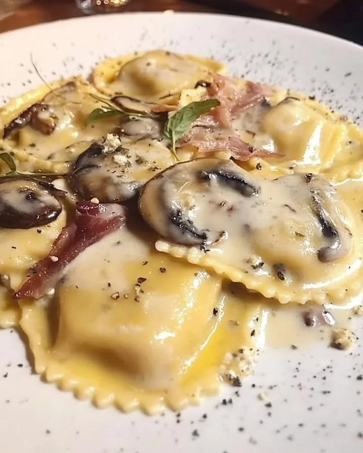 Ravioli di zucca ripieni con salsa di gorgonzola, funghi e pancetta dolce