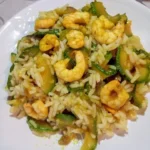 Riso basmati con curry, zucchine e gamberi pronto da servire