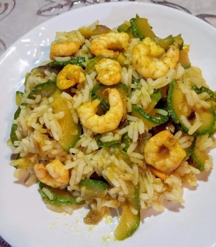 Riso basmati con curry, zucchine e gamberi pronto da servire