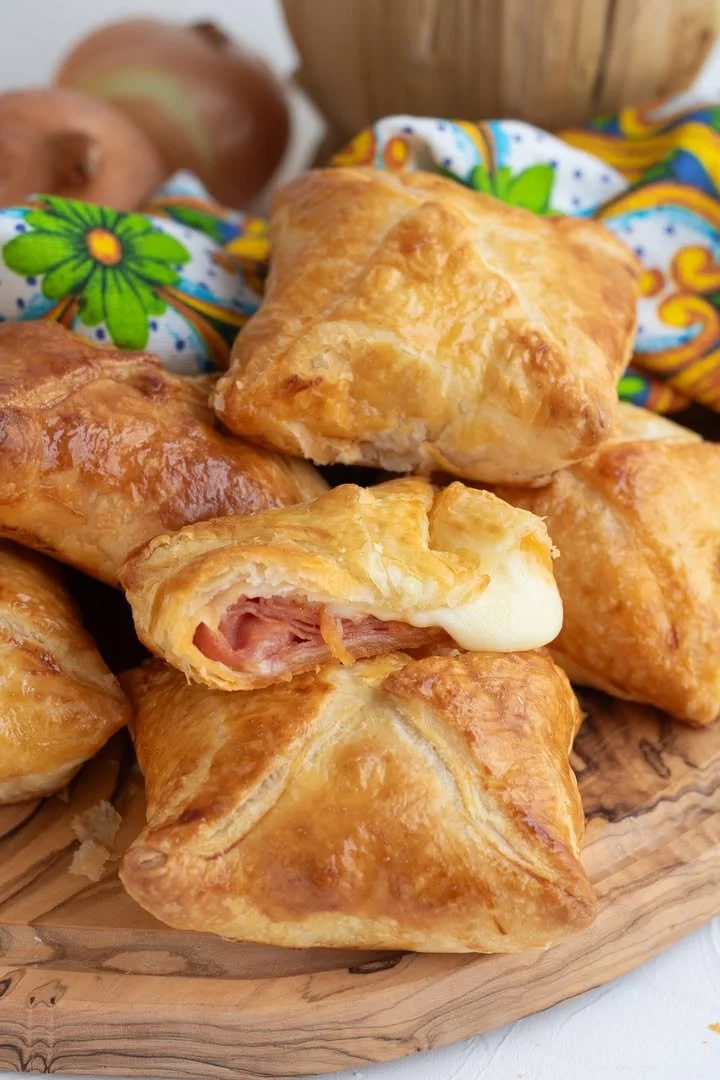 Rustici di sfoglia appena sfornati con ripieno appetitoso