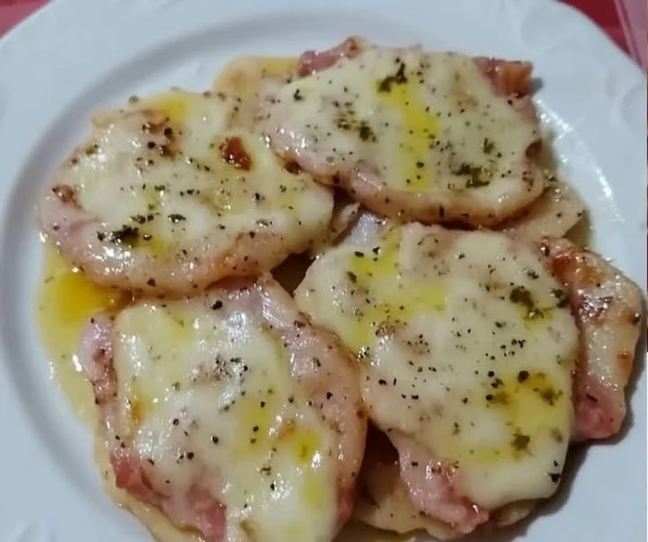 Scaloppine alla Valdostana servite con contorni deliziosi