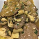 Scaloppine con demi-glacé di funghi servite su un piatto gourmet