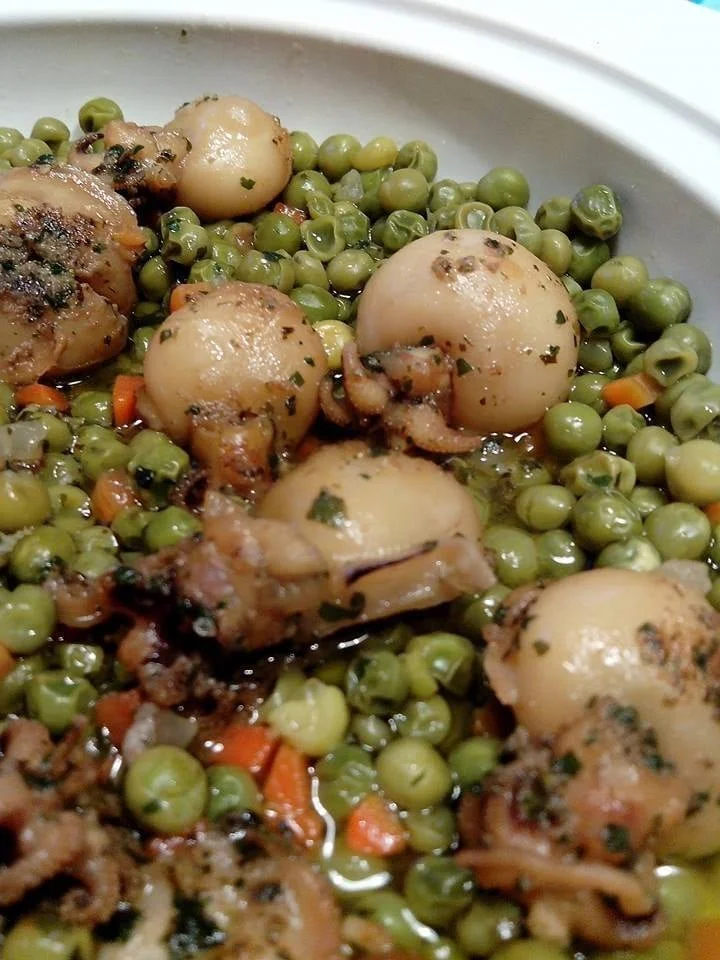 Seppioline e piselli serviti in un piatto gourmet