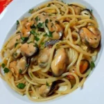 Piatto di spaghetti con le cozze cremosi e gustosi