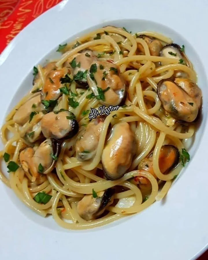Piatto di spaghetti con le cozze cremosi e gustosi