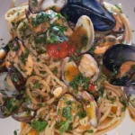 Piatto di spaghetti con cozze e vongole in una tradizione culinaria italiana.
