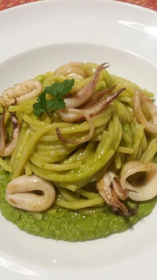Spaghetti con crema di piselli e calamari, un piatto gourmet
