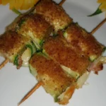 Spiedini di zucchine grigliati con pomodorini e basilico fresco.