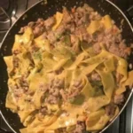 Tagliatelle panna funghi e salsiccia, un delizioso piatto italiano cremoso.