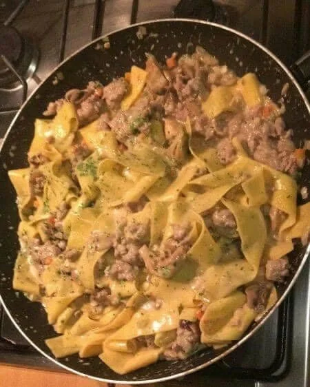 Tagliatelle panna funghi e salsiccia