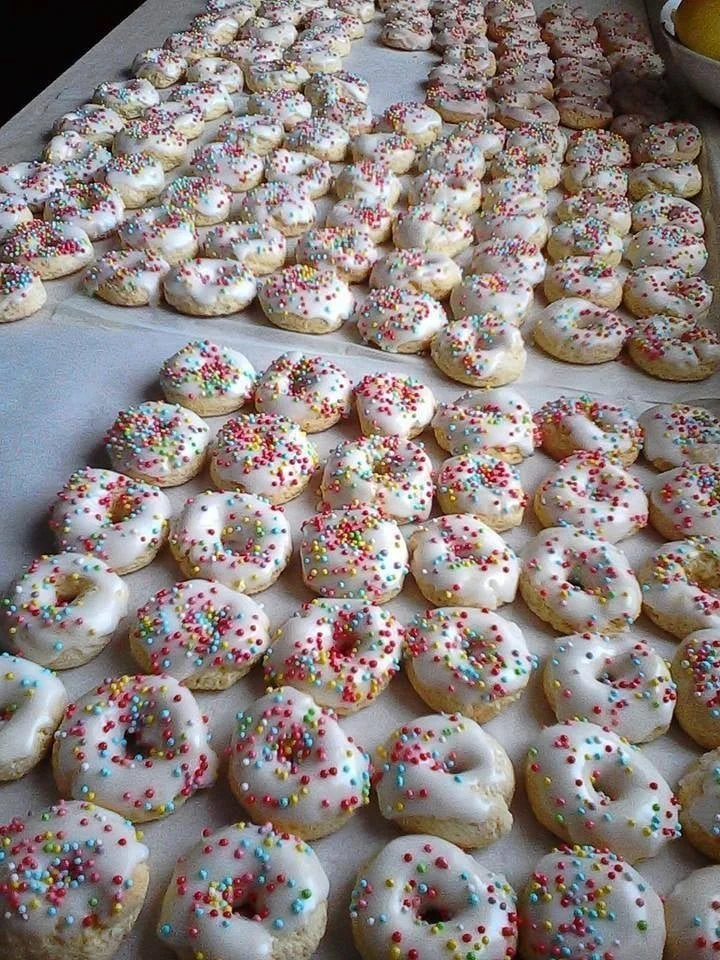 Deliziosi tarallucci di Pasqua su un tavolo festivo italiano.