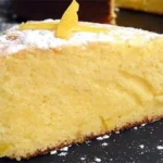 Fetta di torta al limone decorata con limoni freschi