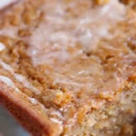 Torta deliziosa con decorazione di frutta fresca e crema dolce