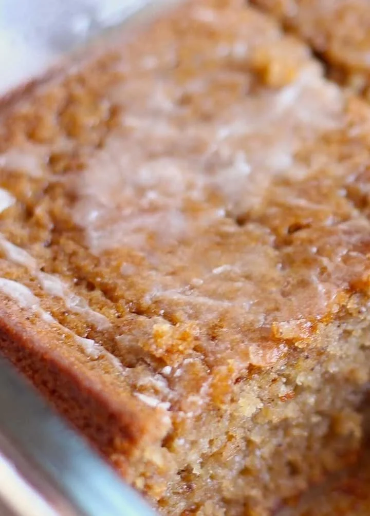Torta deliziosa con decorazione di frutta fresca e crema dolce