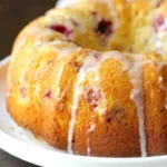 Torta di primavera decorata con fiori freschi e frutta di stagione