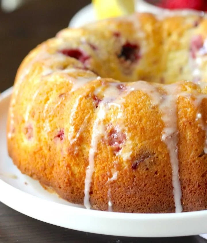 Torta di primavera decorata con fiori freschi e frutta di stagione