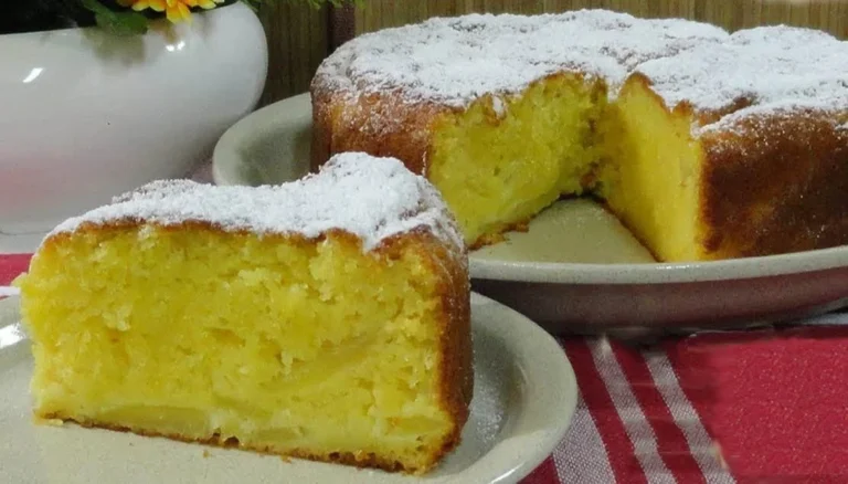 Torta di yogurt alle mele, dolce soffice con yogurt e mele fresche.