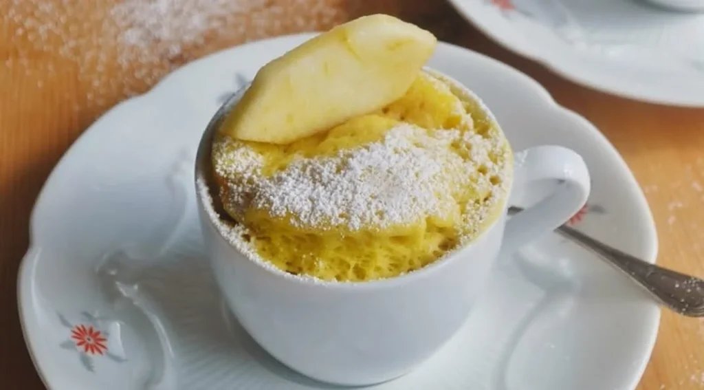 Torta in Tazza alle Mele servita con crema di vaniglia