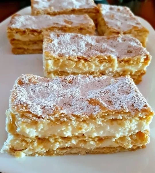 Torta senza cottura decorata con frutta frescha e cioccolato