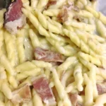 Piatto di Trofie con Speck e Provola servito su un tavolo
