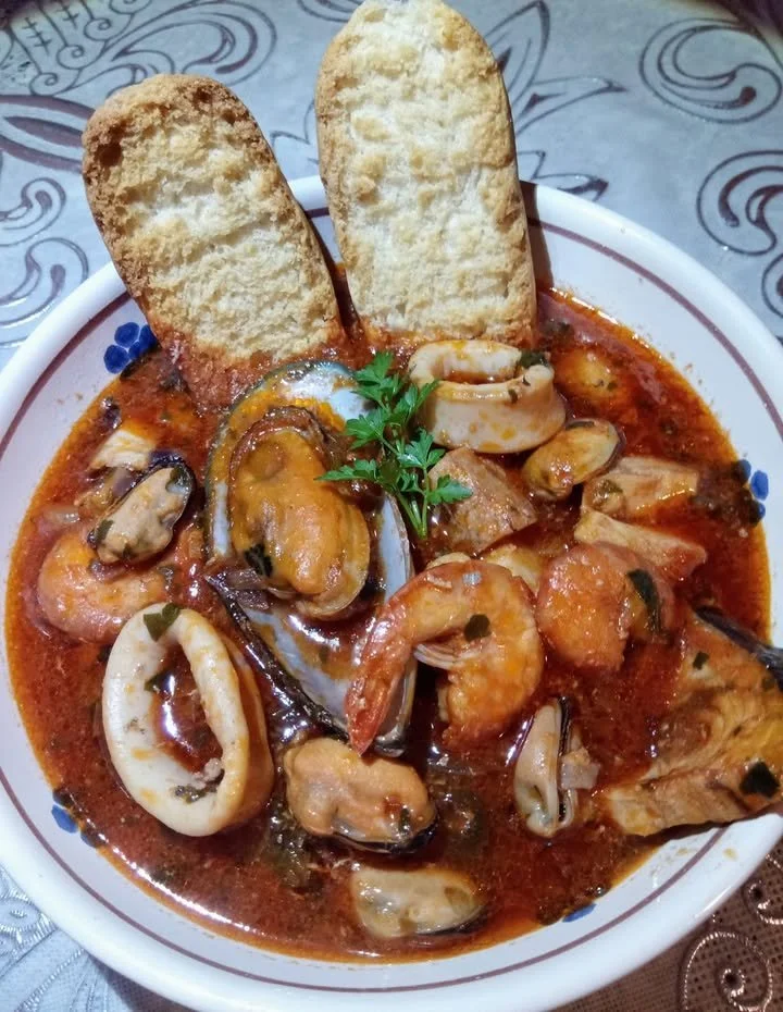 Zuppa di pesce cremosa fatta in casa servita in una ciotola