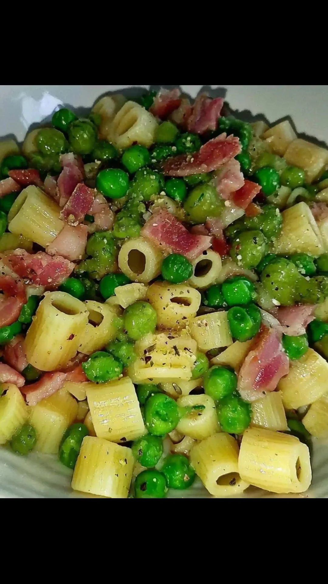 Ditaloni con piselli e pancetta