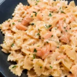 Farfalle al salmone pronte in 25 minuti, piatto italiano delizioso e semplice.